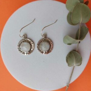 עגילים מרוקעים מכסף אמיתי 925 בשילוב אבן מונסטון