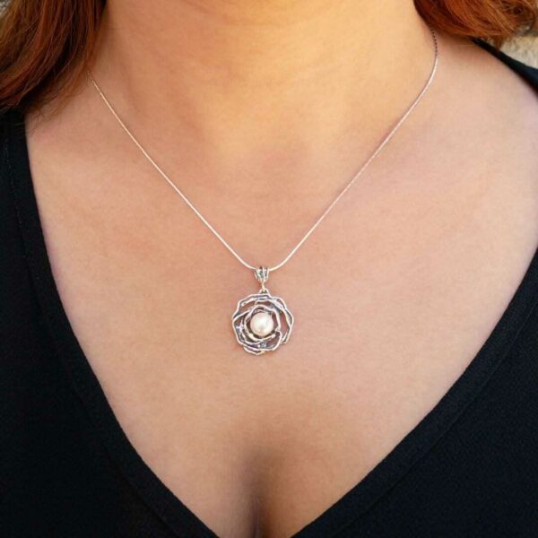 שרשרת עיטור פרח מכסף אמיתי בשילוב אבן פנינה