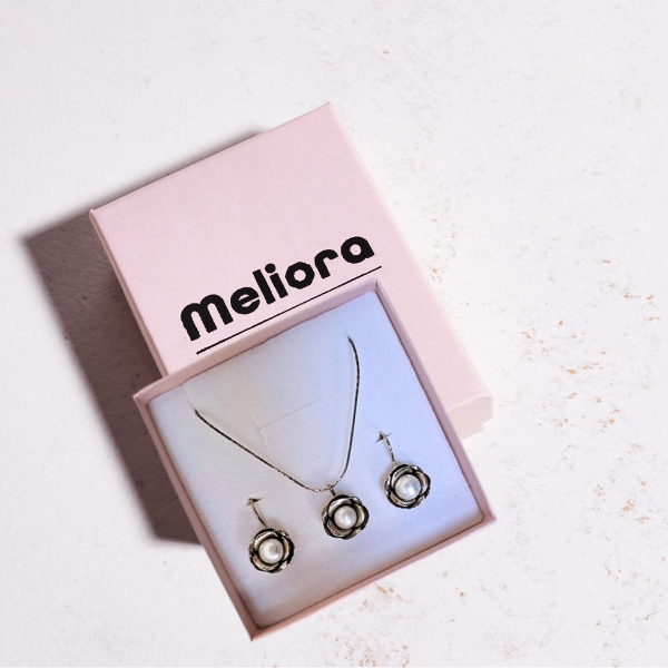 סט שרשרת ועגילים מכסף אמיתי 925 בשילוב פרח מעוטר פנינה